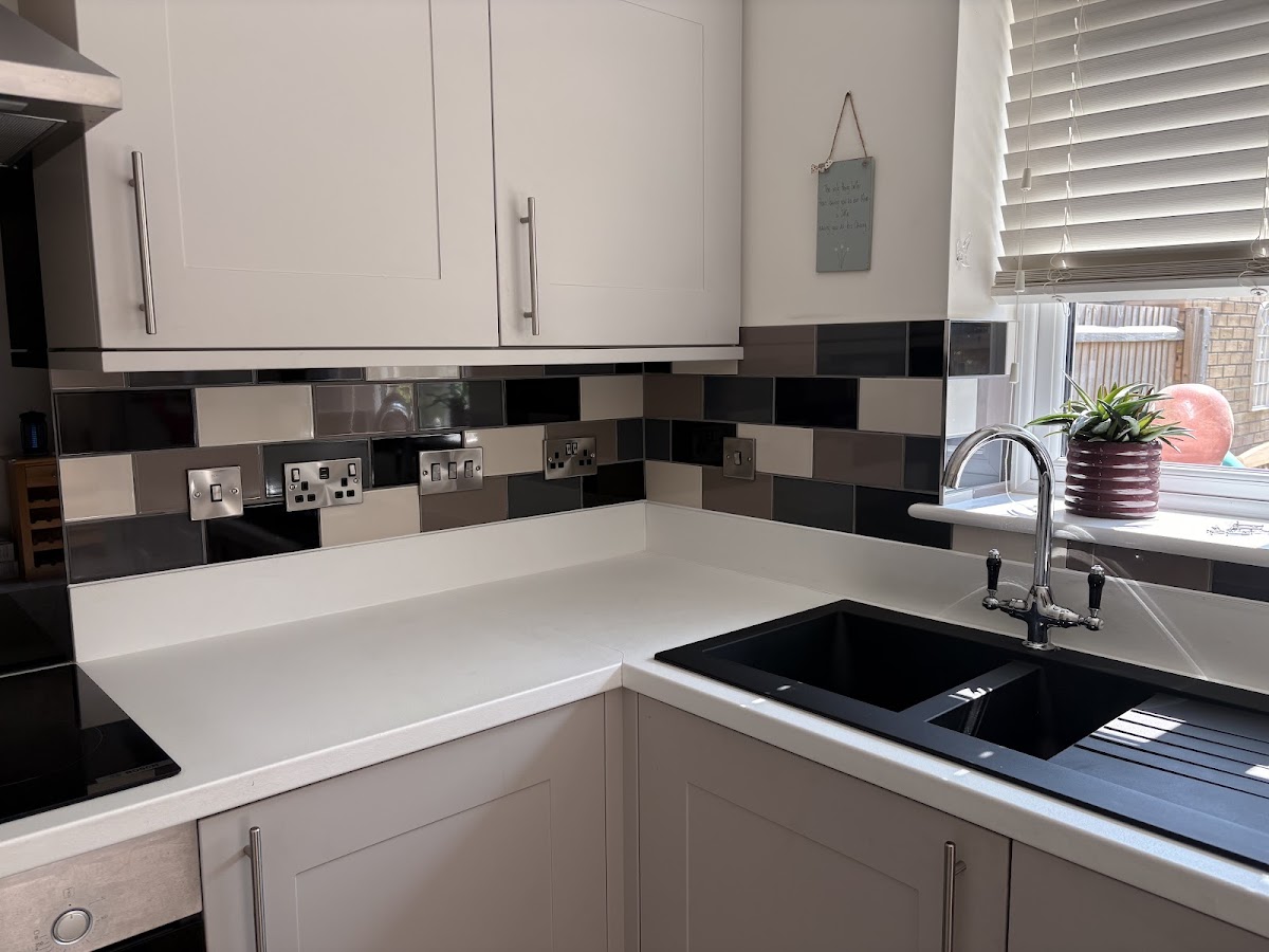 Kitchen splashback in block-colour metro tile