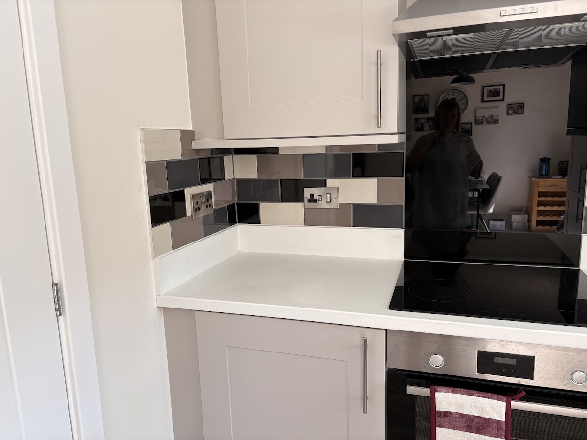 Block-colour metro tile kitchen splashback
